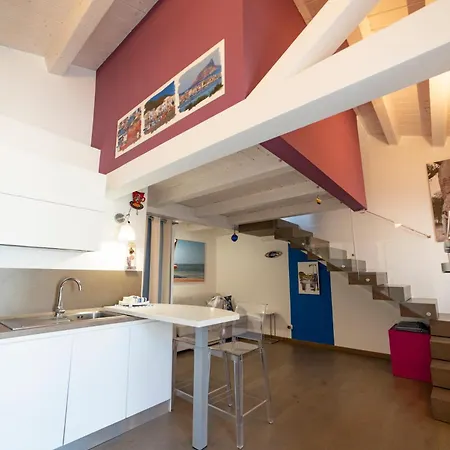 アパート Casafra' Attico In Stile Marinaro Con Splendida Terrazza チヴィタノーヴァ・マルケ