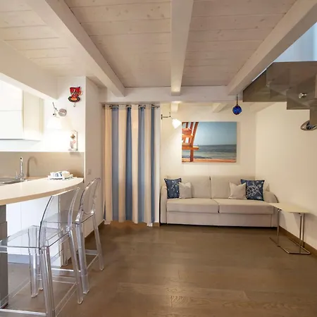 Casafra' Attico In Stile Marinaro Con Splendida Terrazza アパート