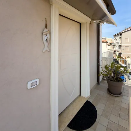 Casafra' Attico In Stile Marinaro Con Splendida Terrazza アパート チヴィタノーヴァ・マルケ
